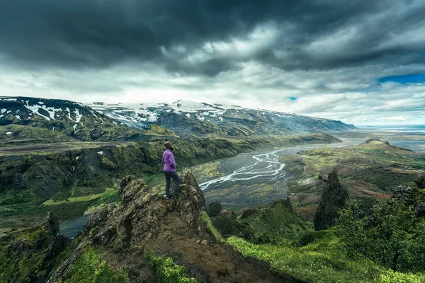 アイスランドのハイランドで夏にテルスモーク渓谷とムーディースカイに立っているヴァラナケールのトレイルとハイカーの女性の劇的な火山風景 — ストック写真