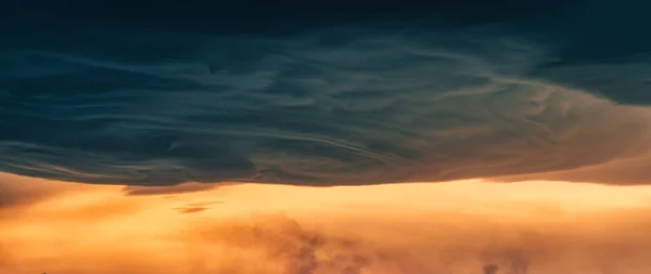 Dramático Paisagem Nublada Asperitas Nuvem Escuro Sol Céu Formação — Fotografia de Stock