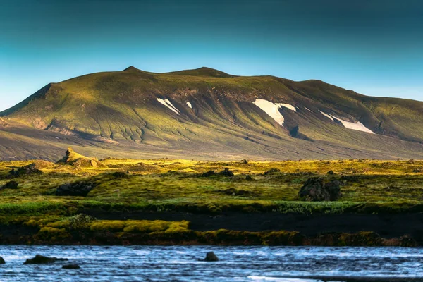 アイスランド高原の夏の遠隔地の荒野での火山の山と川の風景 — ストック写真