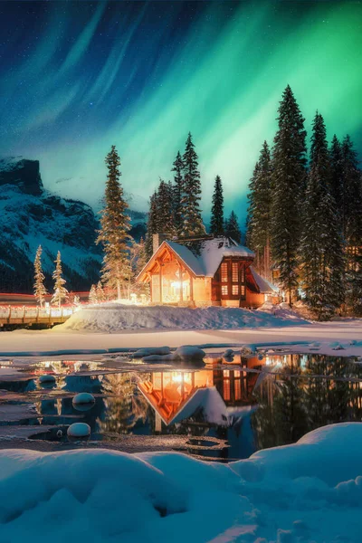 Beautiful Famous View Northern Lights Glowing Emerald Lake Lodge Snowy — Stock Photo, Image