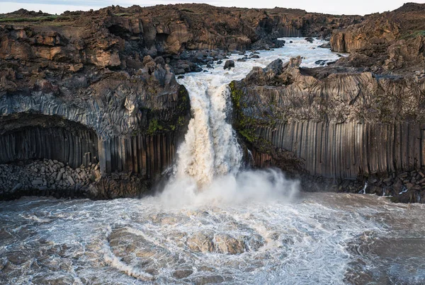 冰岛北部的冰岛高地夏季 从古老的巴德尔沙伦熔岩场和玄武岩柱中流淌出的壮丽的Aldeyjarfoss瀑布景观 — 图库照片
