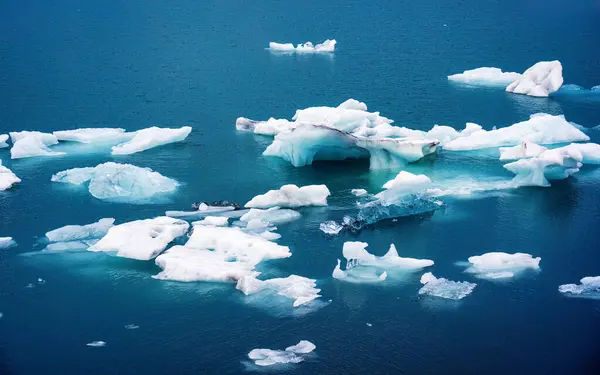 Prachtig Landschap Van Natuurlijke Ijsberg Drijvend Jokulsarlon Gletsjer Lagune Bij — Stockfoto