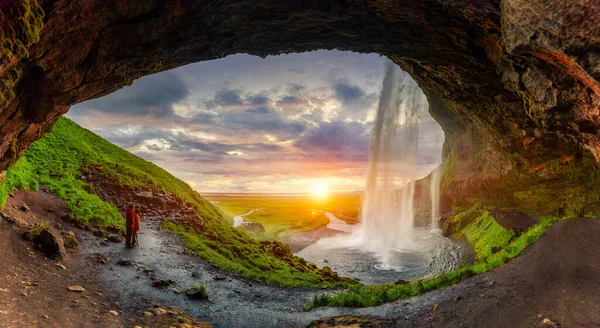 Majestic Natural Cave Sunset Seljalandsfoss Waterfall Flowing Tourist Enjoying Summer — Stock Photo, Image