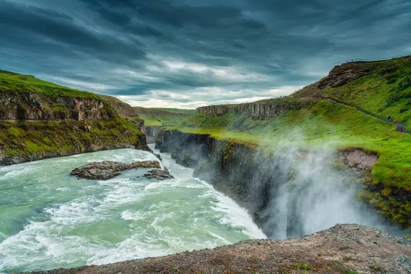 冰岛西南部的海维塔河和多愁善感的天空中流淌着巨大的瀑布 俯瞰着格洛夫斯或金黄色瀑布的全景 — 图库照片