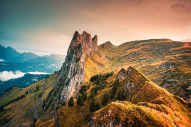 İsviçre 'nin Appenzell şehrinde sonbaharda İsviçre Alpleri' nde Saxer Lucke 'nin görkemli kayalık dağ sırtı üzerinde güzel bir günbatımı.