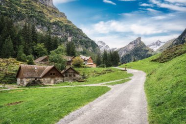 İsviçre, Appenzell 'de yaz boyunca Seealpsee Gölü' ne giden patikalar arasında Alpstein 'daki kırsal köy manzarası çok güzel.