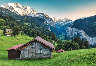 Wengen dağ köyü ve Lauterbrunnen vadisinden akşam üzeri İsviçre, Bern 'de Jungfrau dağı ile güzel bir manzara.