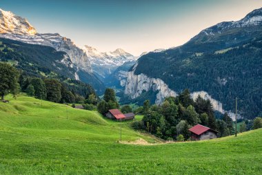 Wengen dağ köyü ve Lauterbrunnen vadisinden akşam üzeri İsviçre, Bern 'de Jungfrau dağı ile güzel bir manzara.