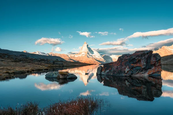 Stellisee Gölü 'nün güzel manzarası. Matterhorn ikonik dağı, İsviçre alpleri ve İsviçre' nin Zermatt şehrinde sabah saatlerinde taş yansıması.