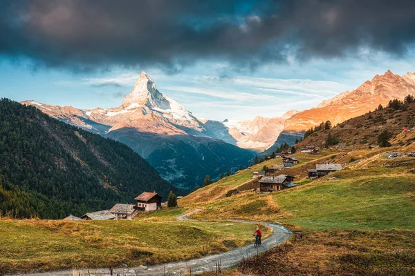 Matterhorn ikonik dağının güzel manzarası, İsviçre Alpleri ve İsviçre 'nin Zermatt kentindeki tepedeki küçük ahşap kulübelerin köyü.