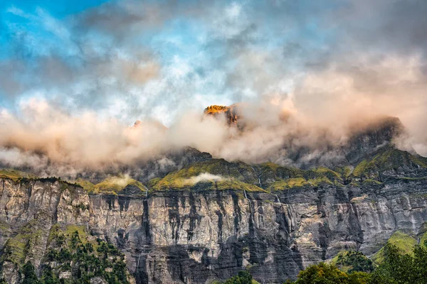 Majestic Τοπίο Της Κοιλάδας Giffre Της Οροσειράς Καταρράκτη Και Ομίχλη Εικόνα Αρχείου