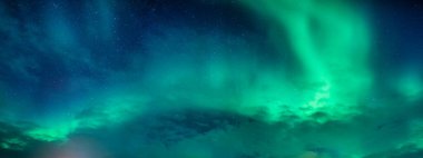 İnanılmaz derecede parlak ve aktif Aurora borealis veya İskandinavya bölgesinde gece gökyüzünde parlayan yıldızlı kuzey ışıkları