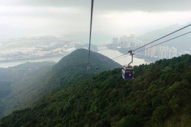 Nhong Ping 360 teleferiği Tung Chung ve Lantau adalarından Hong Kong 'a geçiyor.