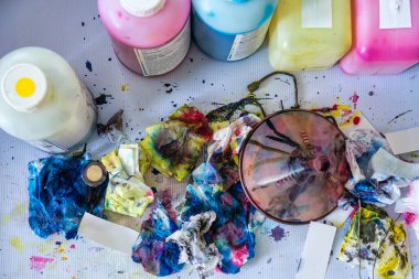 Mürekkep püskürtme yazıcısını lekeli mürekkep kağıdı ve mürekkep rengi şişesiyle temizliyorum.