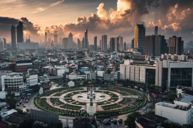 Sabahleyin Bangkok, Tayland 'da kalabalık konutlu ve gökdelenli Wongwianyai kavşağının hava manzarası