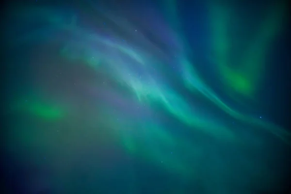 Kutup Dairesi 'nde kışın gökyüzünde parlayan Aurora Borealis ya da Kuzey Işıkları mistik