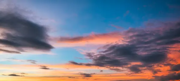Panorama Hermoso Cielo Colorido Vibrante Dramático Nube Durante Hora Dorada Fotos De Stock Sin Royalties Gratis
