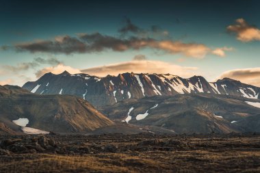 İzlanda 'nın Lanmannalaugar, İzlanda' da yaz mevsiminde İzlanda dağları arasında volkanik dağların muhteşem manzarası