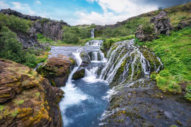 Yaz boyunca İzlanda 'nın dağlık bölgelerinde Pjorsardalur' da akan karamsar Gjain şelalesinin havadan görünüşü.