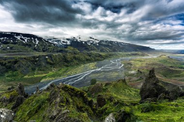 Valahnukur 'un Thorsmork Vadisi' ndeki dramatik volkanik manzarası ve İzlanda 'nın dağlık bölgelerinde yaz mevsiminde karamsar gökyüzü.