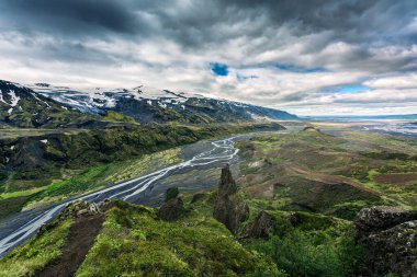 Valahnukur 'un Thorsmork Vadisi' ndeki dramatik volkanik manzarası ve İzlanda 'nın dağlık bölgelerinde yaz mevsiminde karamsar gökyüzü.