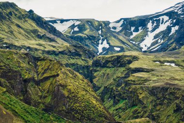 Yaz aylarında İzlanda 'nın Thorsmork, İzlanda dağlarında volkanik dağların dramatik manzarası