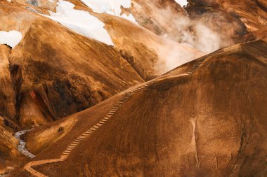 Kerlingarfjoll volkanik dağ sırasının jeotermal alan üzerindeki manzarası ve İzlanda 'nın Highlands bölgesinde yaz mevsiminde Hveradalir yolunda sülfür dumanı.