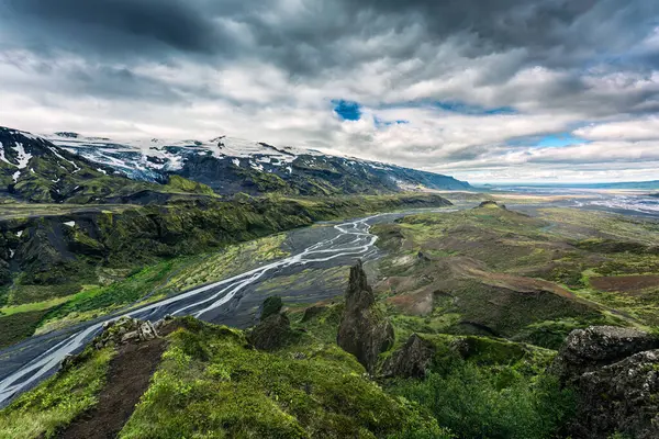 Valahnukur 'un Thorsmork Vadisi' ndeki dramatik volkanik manzarası ve İzlanda 'nın dağlık bölgelerinde yaz mevsiminde karamsar gökyüzü.