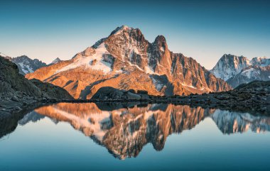 Fransa 'nın başkenti Chamonix' deki Haute Savoie 'de günbatımında Mont Blanc sıradağları ile muhteşem Fransız Alpleri manzarası yansıdı.