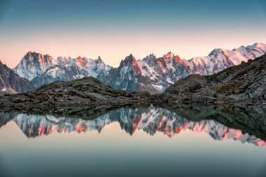 Mont Blanc dağ sırası ile Lac Blanc Blanc 'ın görkemli manzarası gün batımında Fransız Alpleri' ndeki gölü yansıtır. Haute Savoie, Chamonix, Fransa