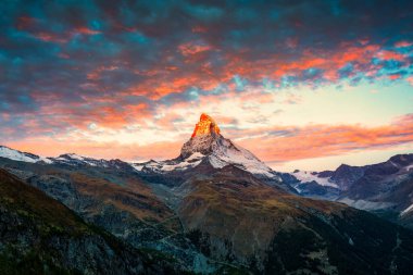 Matterhorn ikonik dağının üzerinde gün doğumunun görkemli manzarası, İsviçre 'nin Zermatt, İsviçre' de renkli gökyüzüne sahip İsviçre Alpleri