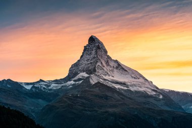 İsviçre 'nin Zermatt şehrinde gün batımında gökyüzü rengarenk olan Matterhorn ikonik dağının görkemi.