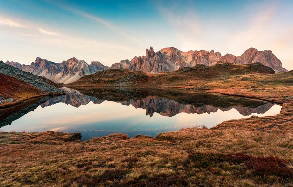 Fransa 'nın Hautes Alpes bölgesindeki Claree Vadisi' nde sonbahar aylarında Massif des Cerces 'in gölde yansıttığı Lc Long üzerinde gün doğumunun bakış açısı