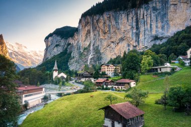 Yazın sonunda İsviçre 'nin Bern Kantonu' nda Lauterbrunnen Vadisi 'nin kırsal köy, ünlü kilise ve Staubbach Şelaleleri ile nefes kesen manzarası.