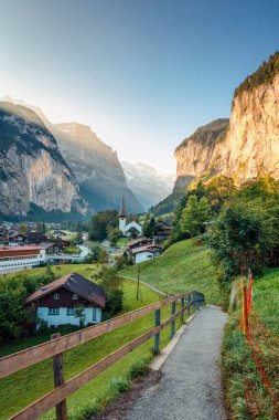 Yazın sonunda İsviçre 'nin Bern Kantonu' nda Lauterbrunnen Vadisi 'nin köy, ünlü kilise ve Staubbach Şelaleleri ile nefes kesen manzarası.