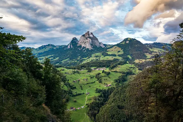 Vackra Schweiziska Alperna Grosser Mythen Berg Väg Upp Till Fronalpstock Stockbild