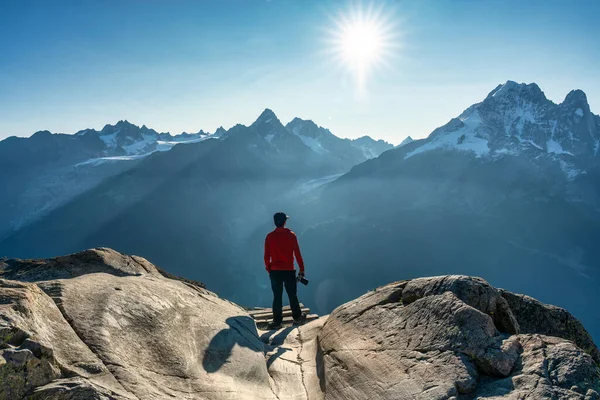 Conquista Caminhante Masculino Com Vista Para Montanha Mont Blanc Durante — Fotografia de Stock