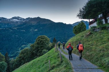 İsviçre 'nin Wengen şehrinde yaz aylarında İsviçre Alp Dağları' nda yürüyüş yapan bir grup gezgin.