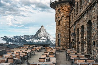 İsviçre 'de Gornergrat' taki ikonik Matterhorn Dağı 'na sahip Panorama restoran terası.