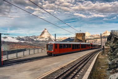 İsviçre 'nin Zermatt kentindeki Gornergrat tren istasyonunda Matterhorn Dağı' nın zirvesinde.