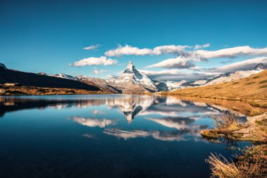 İsviçre 'nin İkonik Matterhorn Dağı' nın güzel Alpler manzarası sabahın erken saatlerinde İsviçre 'nin Zermatt kentinde Stellisee Gölü' ne yansıdı.