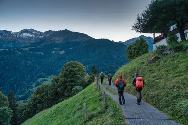 Grupo Mochileiros Caminhando Trilha Vale Dos Alpes Suíços Montanha Cume — Fotografia de Stock