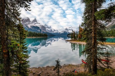 Kanada 'nın Alberta kentindeki Jasper Ulusal Parkı' nda Maligne Gölü 'nde Kanada Kayalıkları ile Güzel Ruh Adası