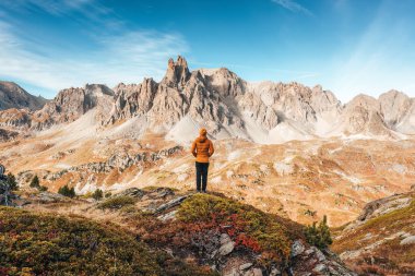 Fransa 'nın Alp dağlarında yürüyüş yaparken Claree Vadisi' ndeki kalabalık Des Cerces 'in tadını çıkaran kadın yürüyüşçünün başarısı