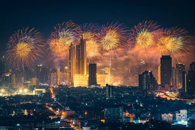 Sembolik bir mağazanın üzerinde parlayan havai fişek gösterisiyle her yıl düzenlenen güzel mutlu yeni yıl festivali, şehir merkezinde gece yarısı Bangkok, Tayland 'da aydınlatılmış bir bina.