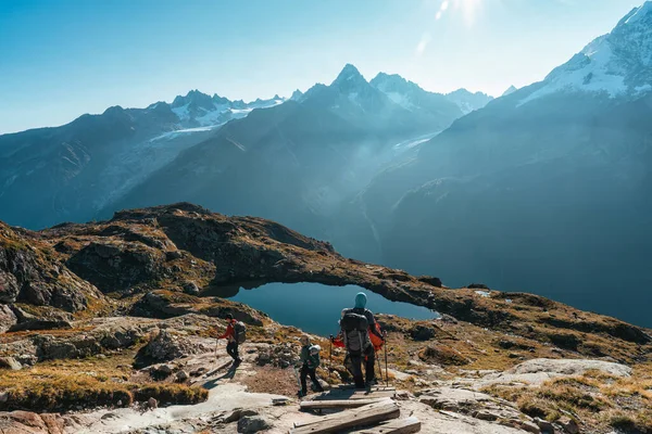 Alpes Franceses Paisaje Grupo Excursionistas Escalando Lac Des Cheserys Con Fotos De Stock