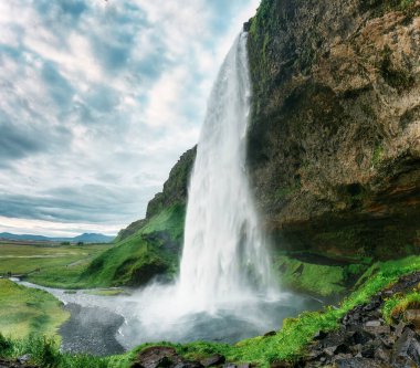 Seljalandsfoss şelalesinin karamsarlığı yazın İzlanda 'da akıyor.