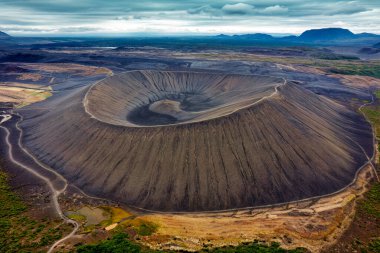 Büyük Hverfjall volkan kraterinin havadan görünüşü İzlanda 'nın kuzeyindeki Myvatn bölgesinde kasvetli bir günde Tephra konisi veya Tuff volkanı gibidir.