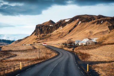 Reynisfjara Lutheran kilisesinin güzel sonbahar manzarası Vik, İzlanda 'daki Reynisfjara plajına giden yolda.