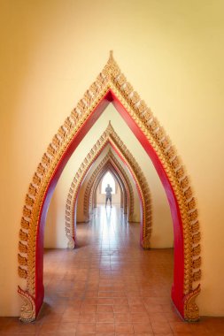 Wat Tham Sua, Kanchanaburi, Tayland 'da erkek turistlerle geleneksel altın kemerli kapı.